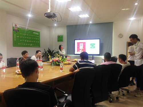 一哥負(fù)責(zé)人向終端介紹一哥代售平臺(tái)